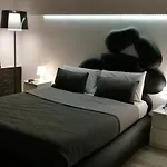 Two Chic Rom